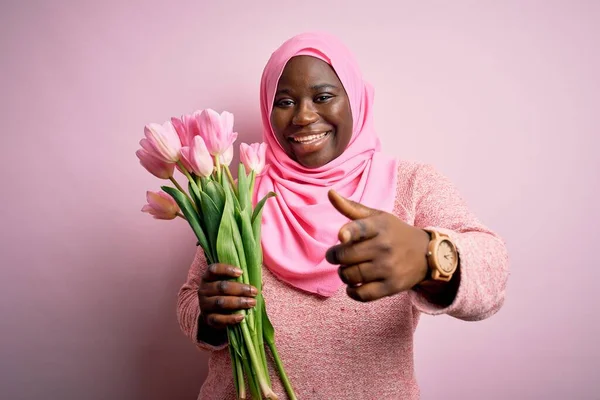 Young African American Size Woman Wearing Muslim Hijab Holding Bouquet — Stock Photo, Image