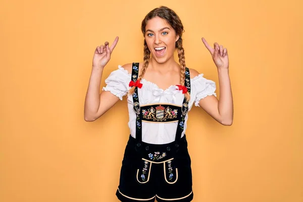 Ung Vacker Blond Tysk Kvinna Med Blå Ögon Bär Traditionell — Stockfoto