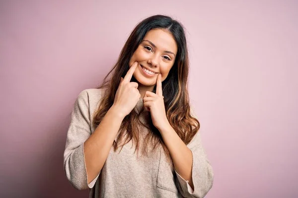 Ung Vacker Brunett Kvinna Bär Casual Tröja Stående Över Rosa — Stockfoto