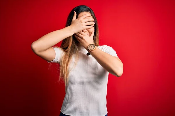 Beautiful Blonde Woman Blue Eyes Wearing Casual White Shirt Red — Stock Photo, Image