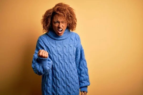 Joven Mujer Afro Afroamericana Hermosa Con Pelo Rizado Usando Suéter — Foto de Stock