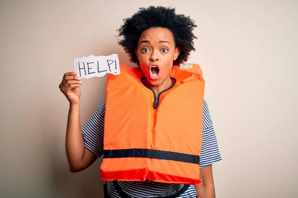 Giovane Afro Donna Afro Americana Con Capelli Ricci Indossa Giubbotto — Foto Stock