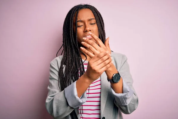 Joven Mujer Negocios Afroamericana Pie Sobre Fondo Rosa Aislado Sufriendo — Foto de Stock