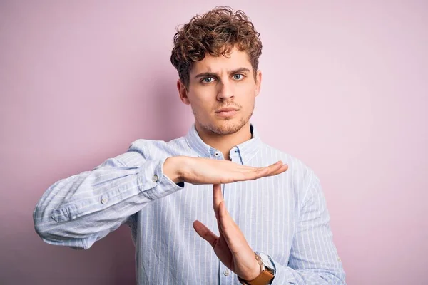 Junger Blonder Gutaussehender Mann Mit Lockigem Haar Gestreiftem Hemd Vor — Stockfoto