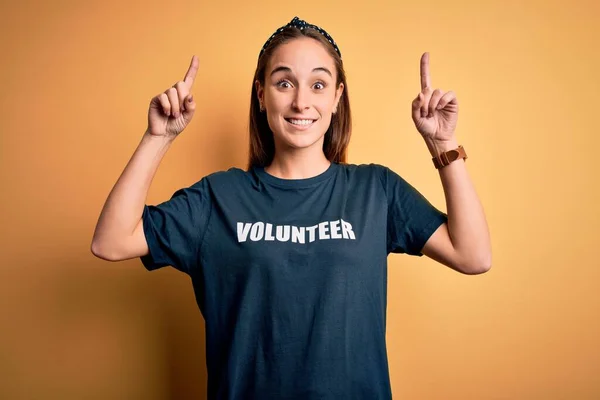 Gönüllü Tişört Giyen Genç Bir Kadın Sarı Arka Planda Gönüllü — Stok fotoğraf