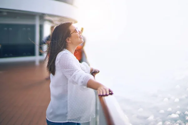 Jonge Mooie Vrouw Vakantie Glimlachend Gelukkig Zelfverzekerd Staande Een Dek — Stockfoto