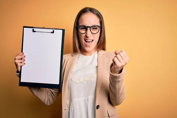 Schöne Kommissarin Frau Mit Brille Die Checkliste Klemmbrett Über Gelbem — Stockfoto