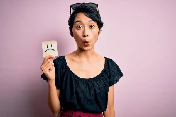 Jong Mooi Aziatisch Meisje Vasthouden Herinnering Met Ongelukkige Gezicht Emotie — Stockfoto