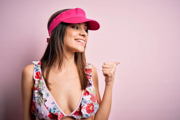 Νεαρή Όμορφη Μελαχρινή Γυναίκα Διακοπές Φορώντας Μπικίνι Και Καπέλο Ροζ — Φωτογραφία Αρχείου