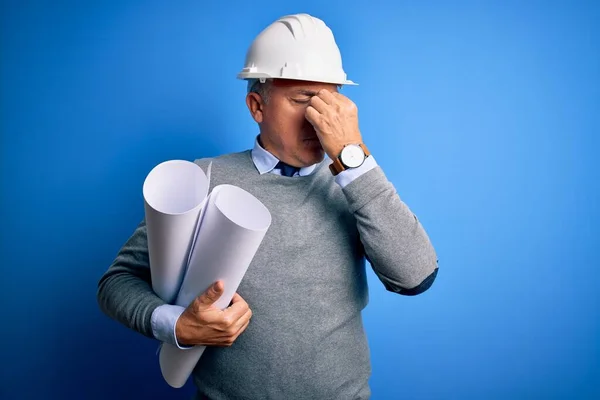 Arquitecto Guapo Pelo Gris Mediana Edad Con Casco Seguridad Sosteniendo —  Fotos de Stock