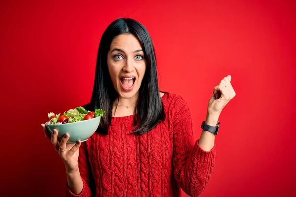 Jovem Morena Com Olhos Azuis Comendo Salada Verde Saudável Sobre — Fotografia de Stock