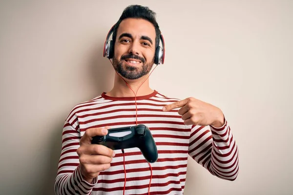 Jovem Jogador Bonito Homem Com Barba Jogando Videogame Usando Joystick — Fotografia de Stock