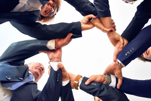 Grupo Trabajadores Negocios Sonriendo Felices Confiados Pie Círculo Con Sonrisa — Foto de Stock