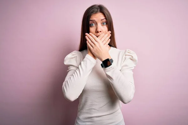 Junge Schöne Frau Mit Blauen Augen Die Ein Legeres Weißes — Stockfoto