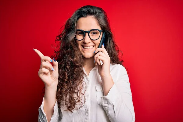 Joven Hermosa Mujer Con Pelo Rizado Teniendo Conversación Hablando Teléfono —  Fotos de Stock