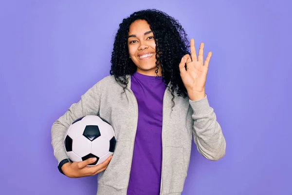 Afro Amerikalı Kıvırcık Kadın Futbol Oynuyor Mor Arka Planda Futbol — Stok fotoğraf