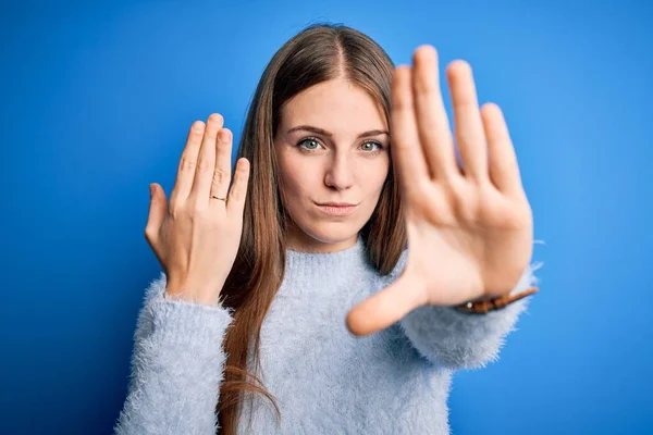 Ung Vacker Rödhårig Kvinna Bär Vigselring Finger Över Blå Bakgrund — Stockfoto