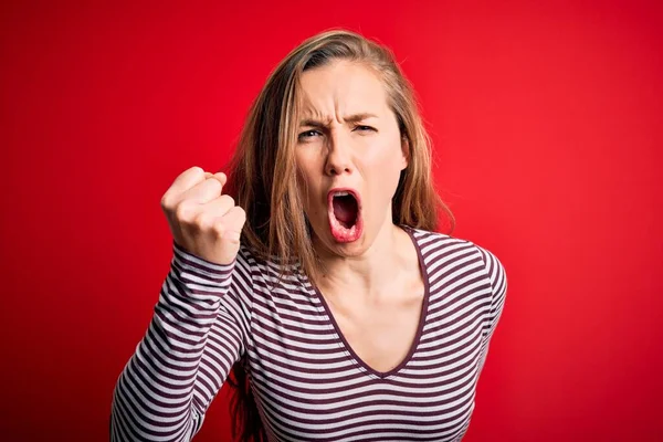 Jonge Mooie Blonde Vrouw Draagt Casual Gestreepte Shirt Geïsoleerde Rode — Stockfoto