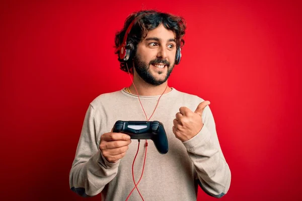 Junger Gamer Mit Lockigem Haar Und Bart Spielt Videospiel Mit — Stockfoto