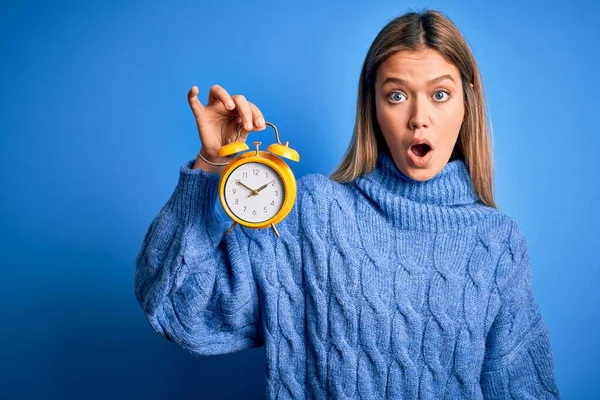 Young Beautiful Woman Holding Alarm Clock Standing Isolated Blue Background — Stock Photo, Image