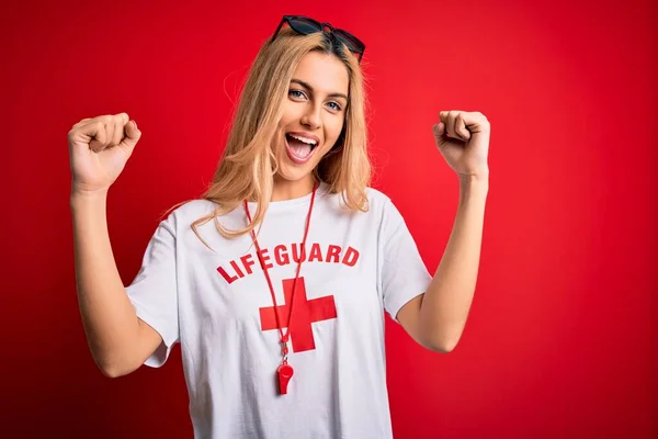Joven Hermosa Mujer Salvavidas Rubia Con Camiseta Con Cruz Roja —  Fotos de Stock