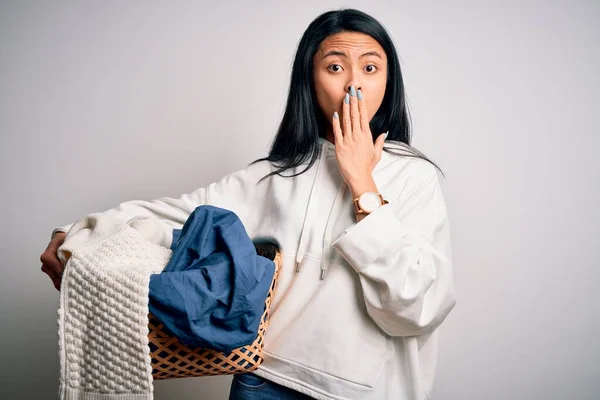 Jonge Chinese Vrouw Met Rieten Mand Met Kleren Geïsoleerde Witte — Stockfoto