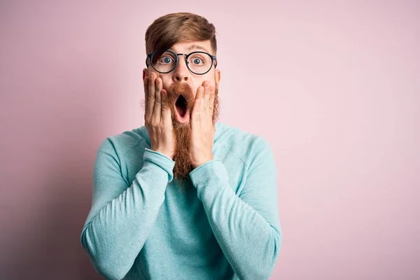 Schöner Irischer Rotschopf Mit Bart Brille Über Rosa Isoliertem Hintergrund — Stockfoto