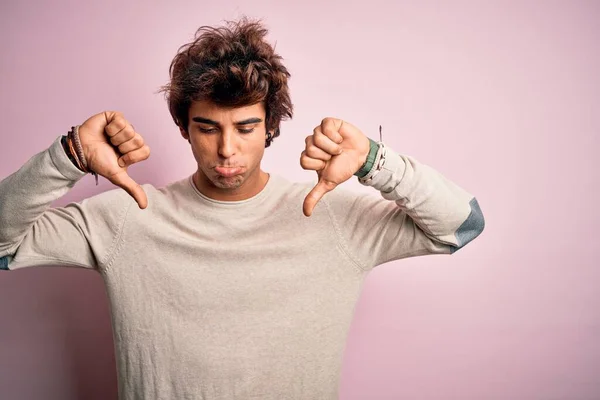 Homem Bonito Jovem Vestindo Camiseta Casual Sobre Fundo Rosa Isolado — Fotografia de Stock