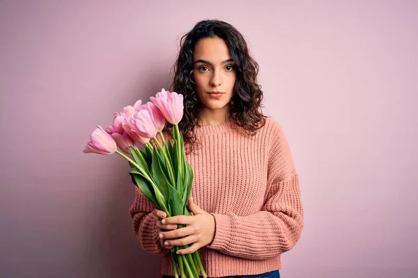 Mladá Krásná Romantická Žena Kudrnatými Vlasy Držící Kytici Růžových Tulipánů — Stock fotografie