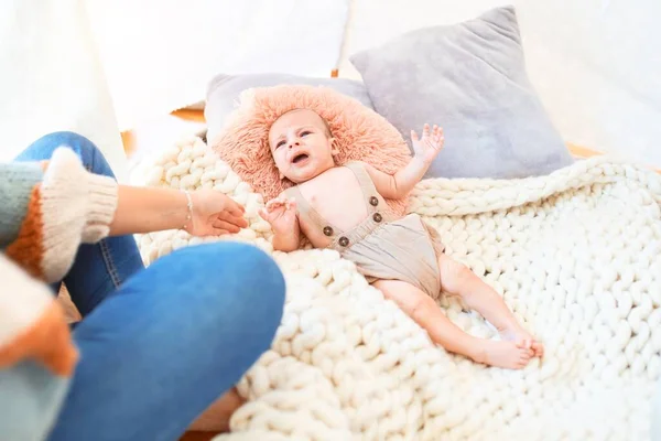 Jonge Mooie Vrouw Haar Baby Bank Thuis Pasgeboren Huilen Schreeuwen — Stockfoto