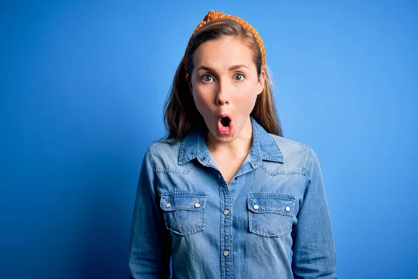 Jovem Mulher Loira Bonita Vestindo Camisa Jeans Casual Diadema Sobre — Fotografia de Stock