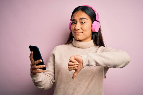 Jonge Mooie Aziatische Vrouw Luisteren Naar Muziek Met Behulp Van — Stockfoto