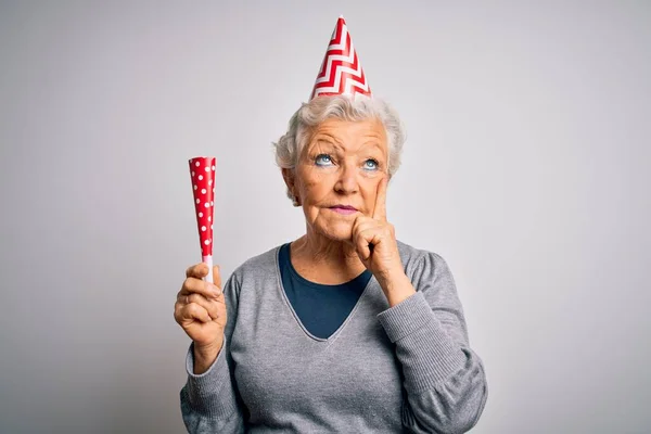 Senior Hermosa Mujer Pelo Gris Celebrando Cumpleaños Usando Sombrero Divertido — Foto de Stock