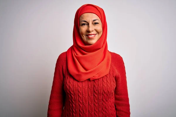 Μεσήλικη Μελαχρινή Γυναίκα Που Φοράει Μουσουλμανική Παραδοσιακή Μαντίλα Πάνω Από — Φωτογραφία Αρχείου