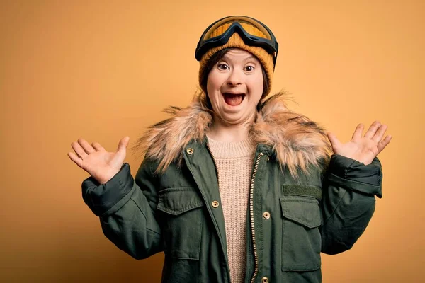 年轻的下意识的女人穿着滑雪外套 戴着眼镜过冬 兴奋地欢呼着成功举起双臂 睁开眼睛 赢的概念 — 图库照片