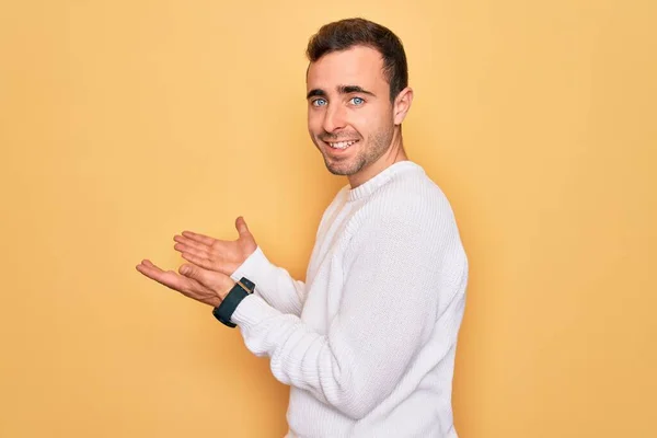 Jonge Knappe Man Met Blauwe Ogen Dragen Casual Trui Staan — Stockfoto