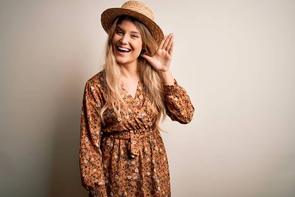 Jovem Mulher Loira Bonita Vestindo Vestido Verão Chapéu Sobre Fundo — Fotografia de Stock