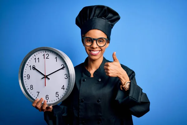 アフリカ系アメリカ人のパン屋の女性を着て炊飯器の制服と帽子を使用してカウントダウンを行います大きな笑顔で幸せなクロックを使用してOkサインを行う 指で親指アップ 優れたサイン — ストック写真