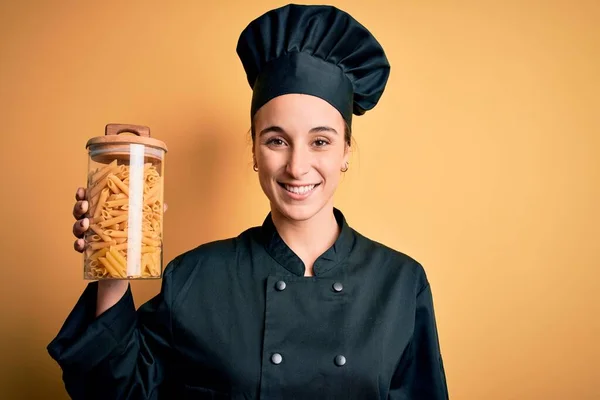 Junge Schöne Köchin Kochuniform Hält Glas Mit Italienischen Pasta Makkaroni — Stockfoto