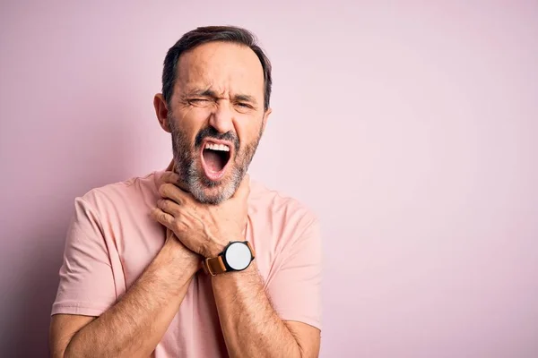 Medelålders Hoary Man Bär Casual Shirt Stående Över Isolerade Rosa — Stockfoto