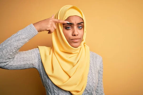 Fiatal Gyönyörű Afro Amerikai Lány Visel Muszlim Hidzsáb Felett Elszigetelt — Stock Fotó