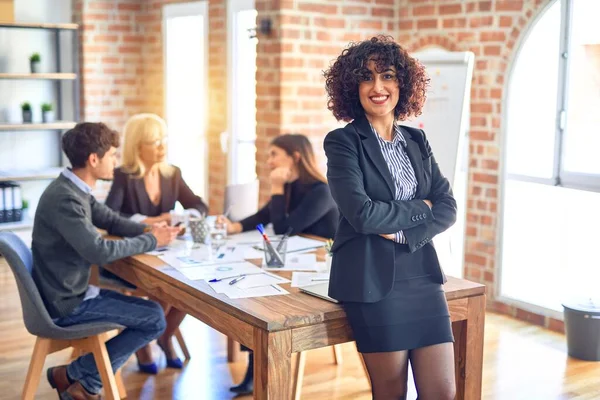 Grupo Trabajadores Empresariales Que Trabajan Juntos Joven Hermosa Mujer Pie —  Fotos de Stock