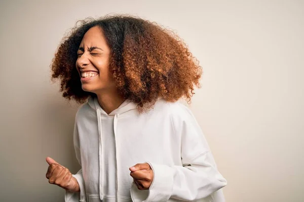 Young African American Sportswoman Afro Hair Wearing Sporty Sweatshirt Very — Stock Photo, Image