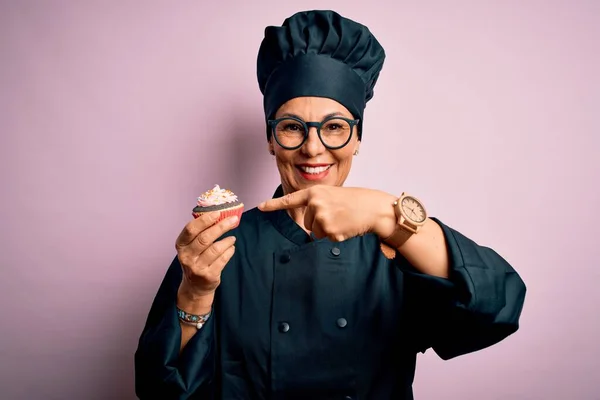 Пекарь Среднего Возраста Женщина Форме Плита Шляпа Проведение Вкусный Шоколадный — стоковое фото
