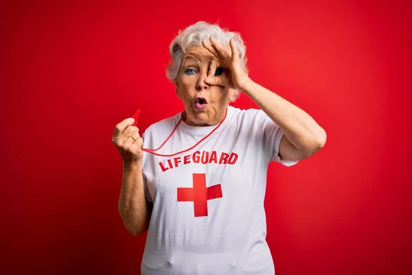 Seniorin Schöne Grauhaarige Rettungsschwimmerin Trägt Shirt Mit Rotem Kreuz Mit — Stockfoto