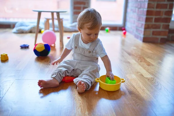 Adorável Criança Loira Brincando Torno Lotes Brinquedos Jardim Infância — Fotografia de Stock