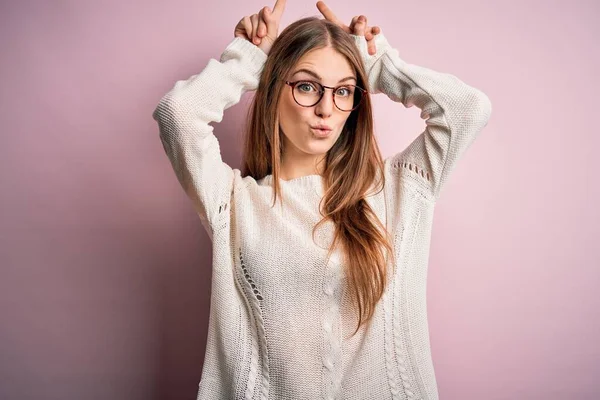 Joven Hermosa Pelirroja Con Suéter Casual Gafas Sobre Fondo Rosa — Foto de Stock