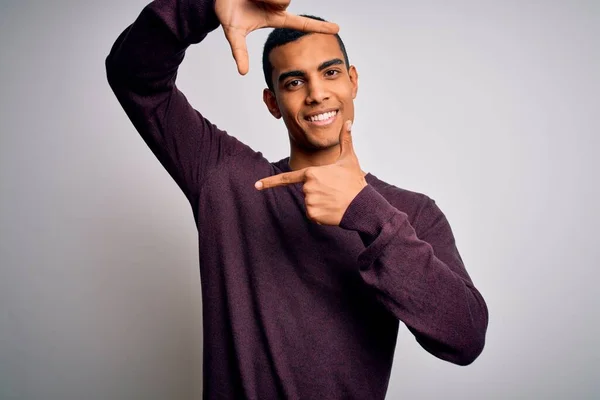 Beyaz Arka Planda Rahat Süveter Giyen Elleri Parmakları Gülen Genç — Stok fotoğraf