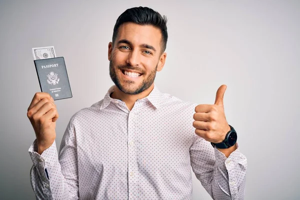 Νεαρός Όμορφος Τουρίστας Που Κατέχει Ηνωμένες Πολιτείες Διαβατήριο Δολάρια Ευχαριστημένοι — Φωτογραφία Αρχείου
