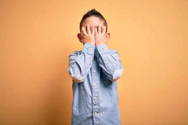 Sarı Arka Plan Üzerinde Duran Zarif Tişörtlü Küçük Bir Çocuk — Stok fotoğraf